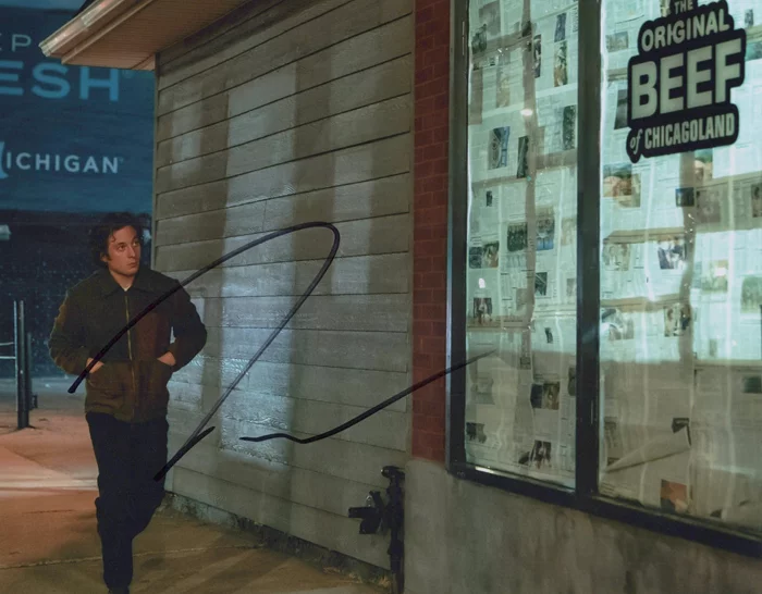 Jeremy Allen  White autograph