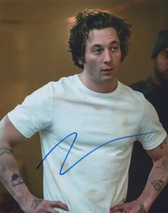 Jeremy Allen  White autograph