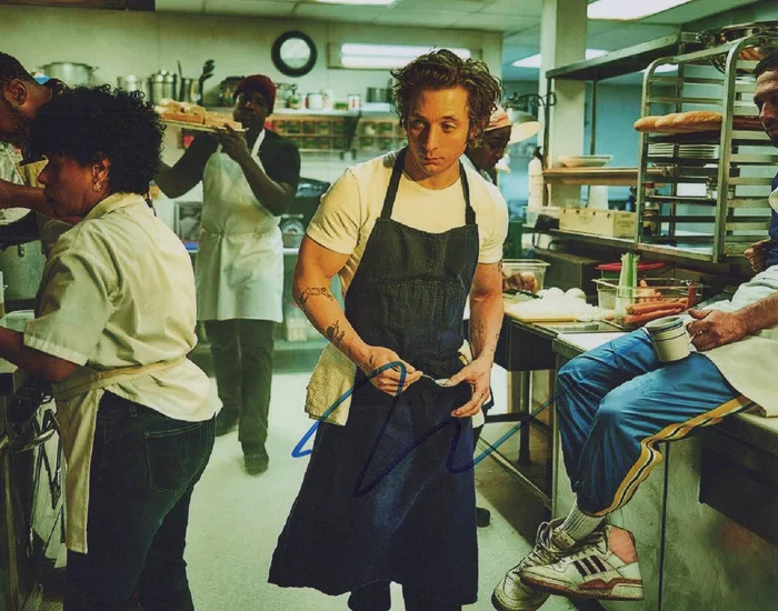 Jeremy Allen  White autograph