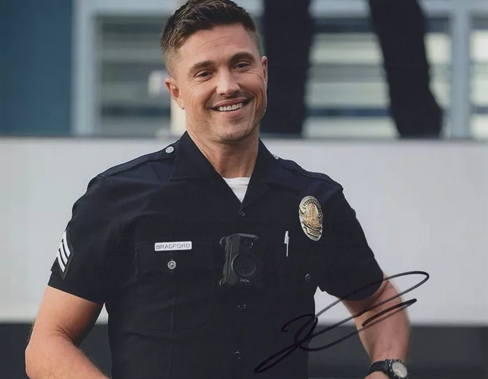 Eric Winter autograph