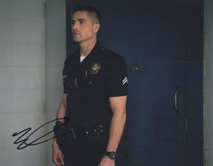 Eric Winter autograph