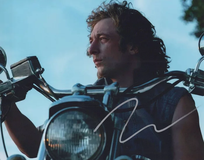 Jeremy Allen  White autograph