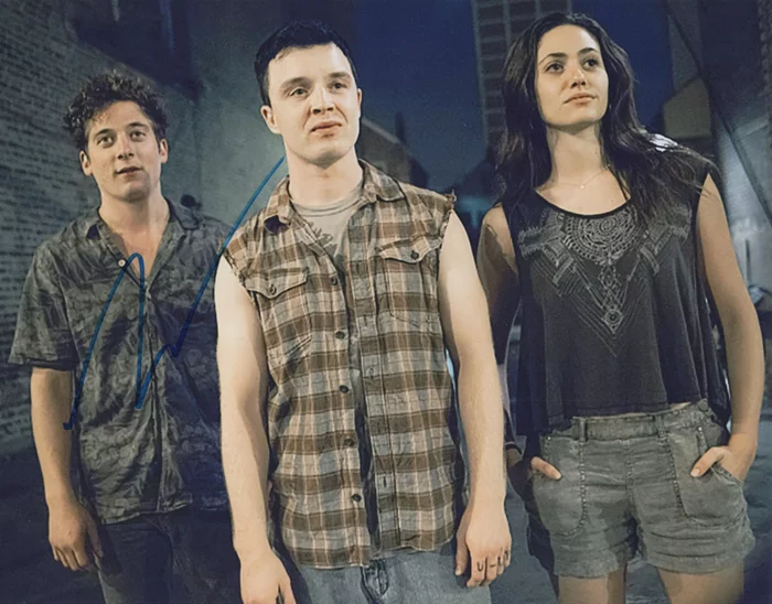 Jeremy Allen  White autograph