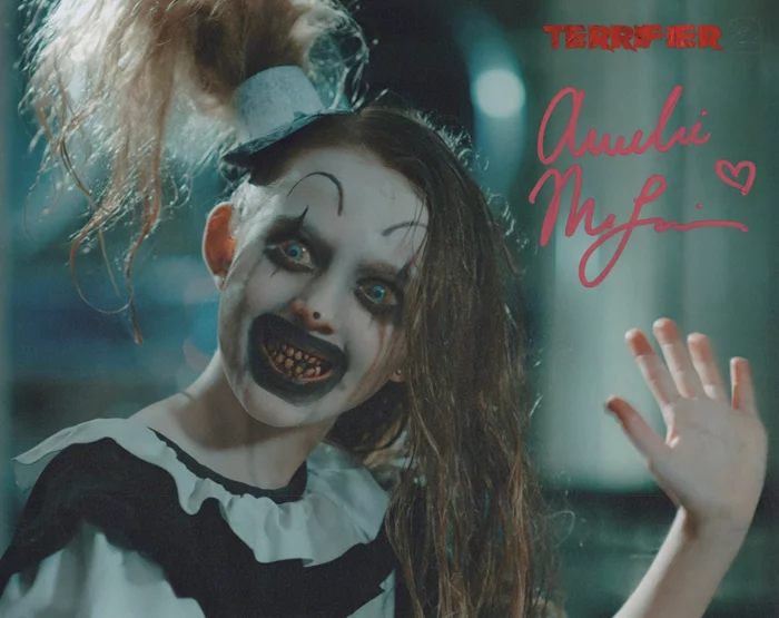 Amelie McLain autograph