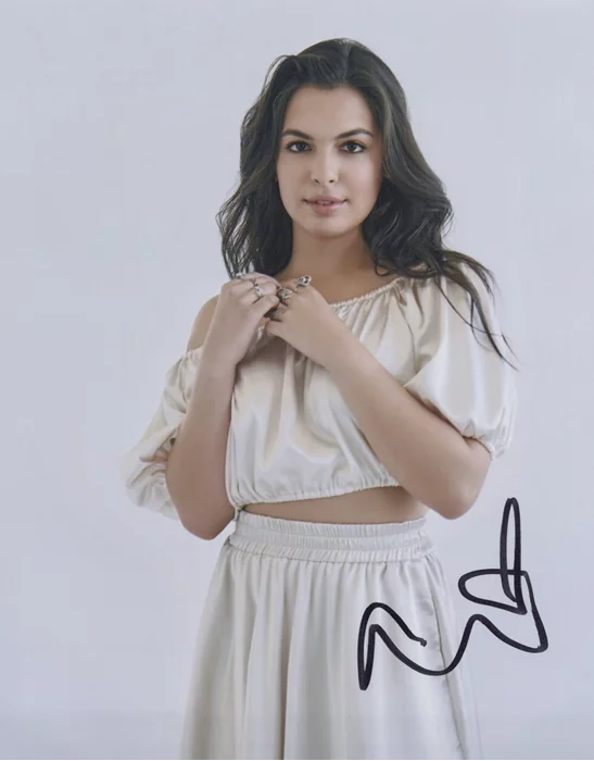 Isabella Gomez autograph