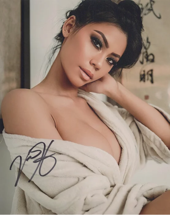 Vi Ho autograph