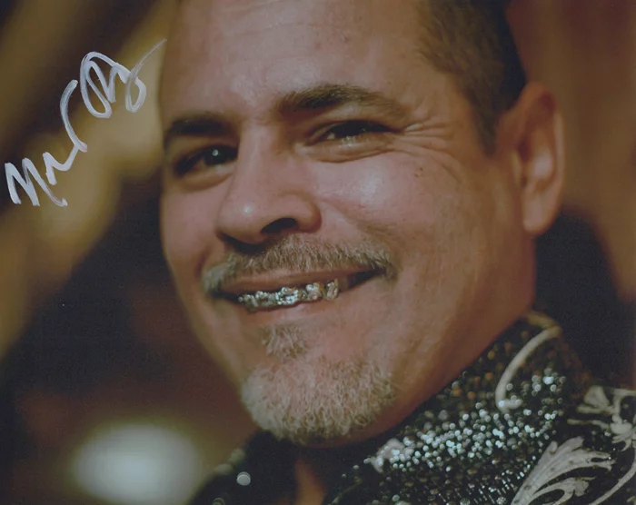 Raymond Cruz autograph