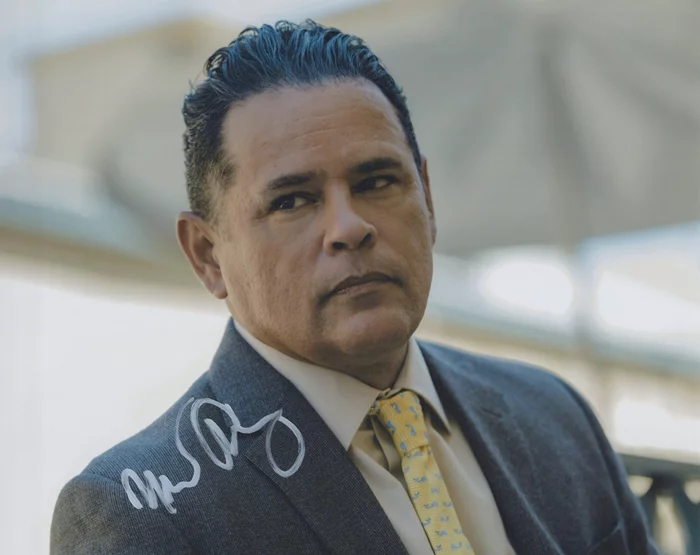 Raymond Cruz autograph