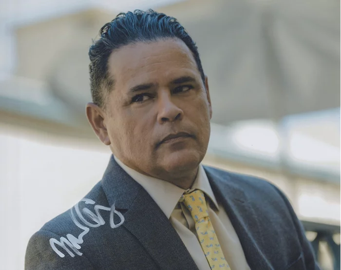 Raymond Cruz autograph