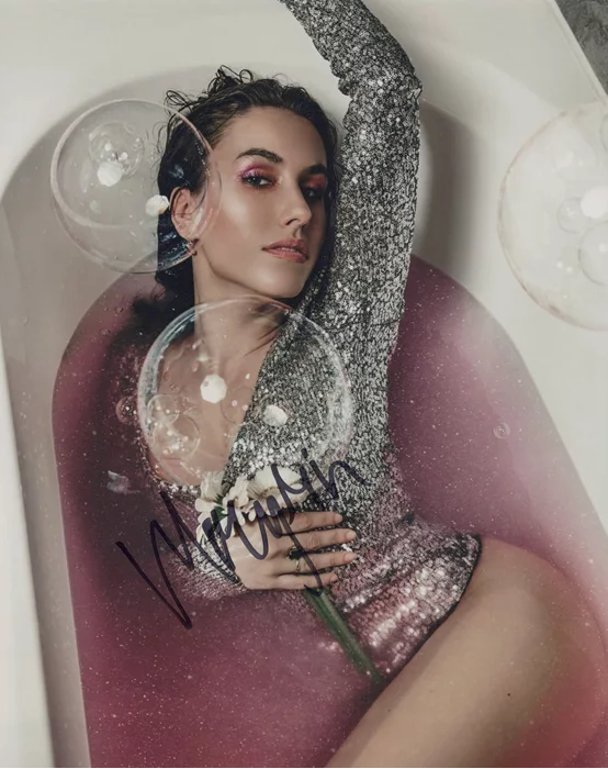 Merylin Nau autograph