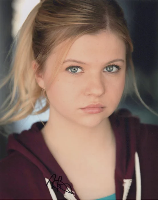 Hannah Swain autograph