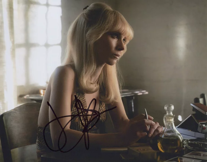 Juno Temple autograph