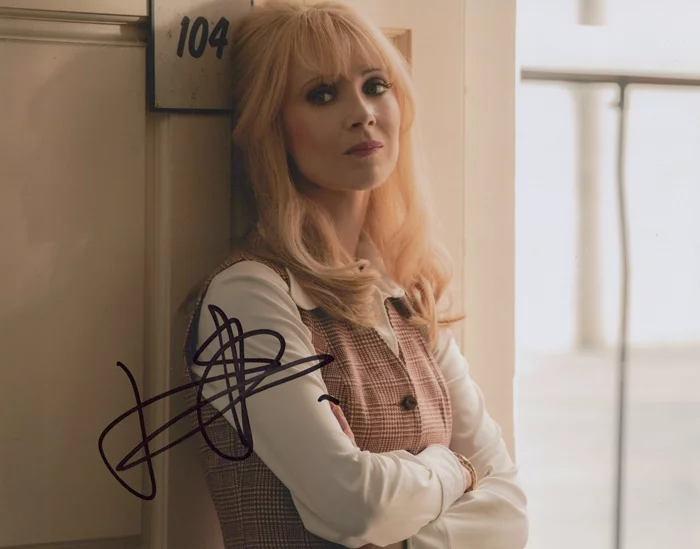 Juno Temple autograph