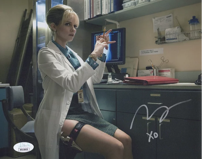 Marley Shelton autograph