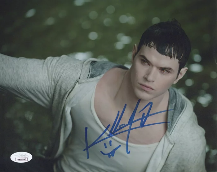 Kellan Lutz autograph