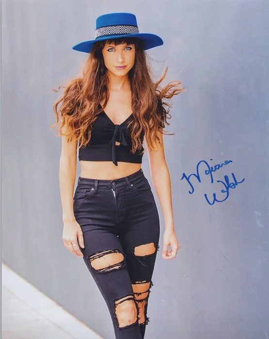 Maiara Walsh autograph