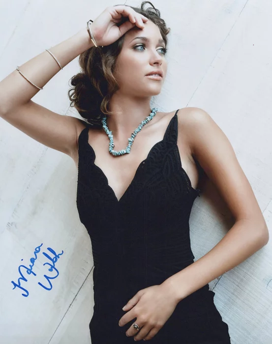 Maiara Walsh autograph