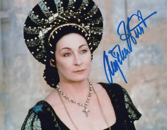 Anjelica Huston autograph