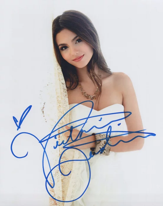 Victoria Justice autograph