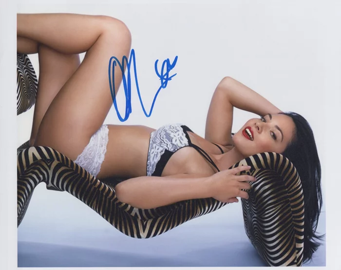 Olivia Munn autograph