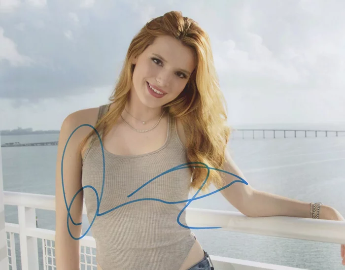 Bella Thorne autograph