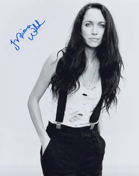 Maiara Walsh autograph