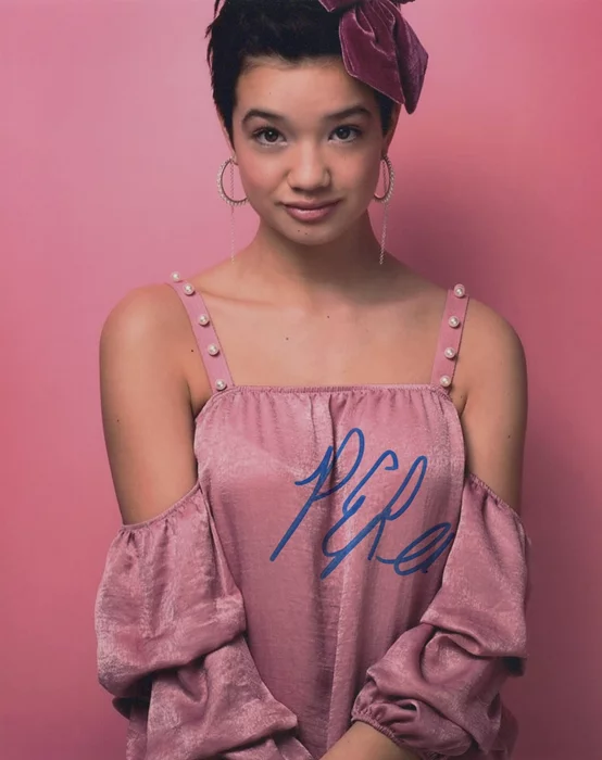 Peyton Elizabeth Lee autograph