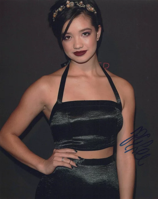 Peyton Elizabeth Lee autograph