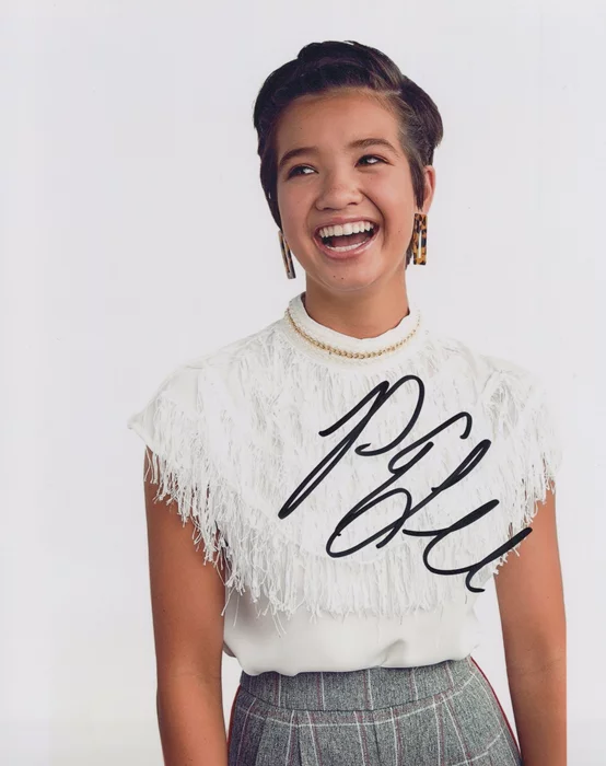 Peyton Elizabeth Lee autograph