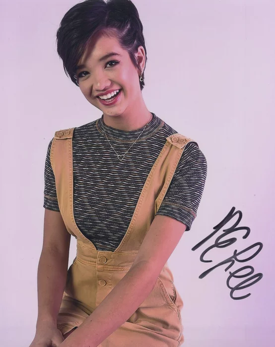 Peyton Elizabeth Lee autograph