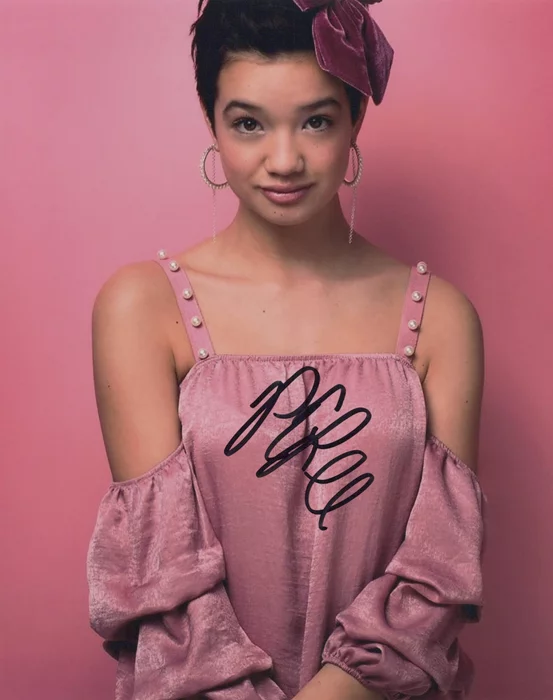 Peyton Elizabeth Lee autograph