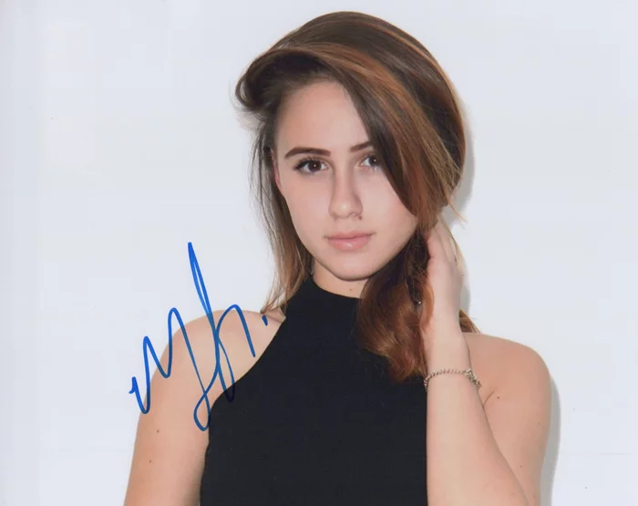 Maria Bakalova autograph