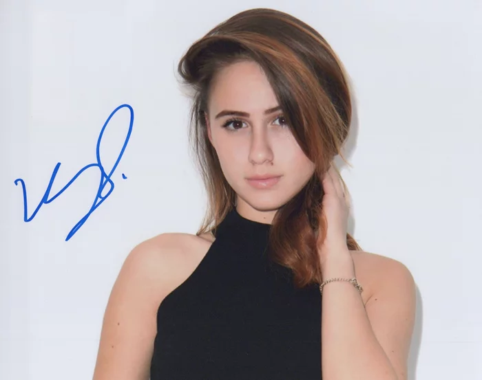 Maria Bakalova autograph