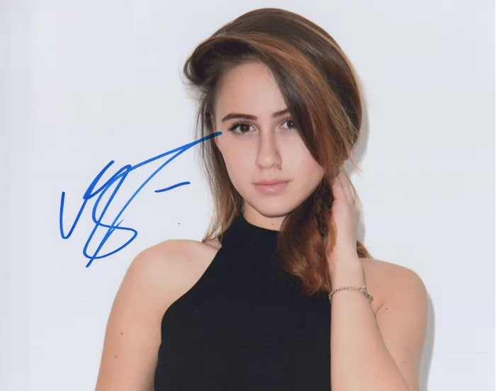 Maria Bakalova autograph