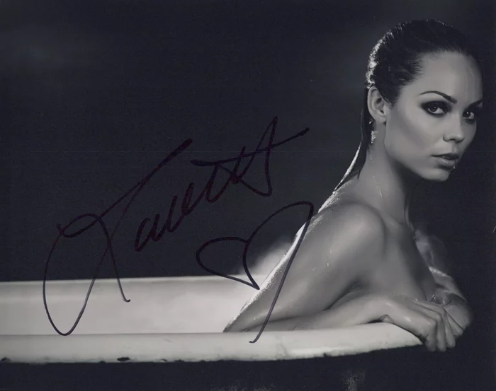 Laura Vandervoort autograph