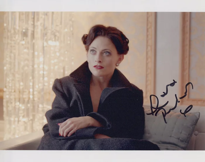 Lara Pulver autograph