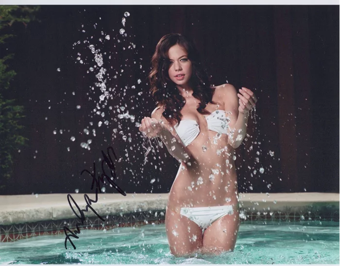 Analeigh Tipton autograph