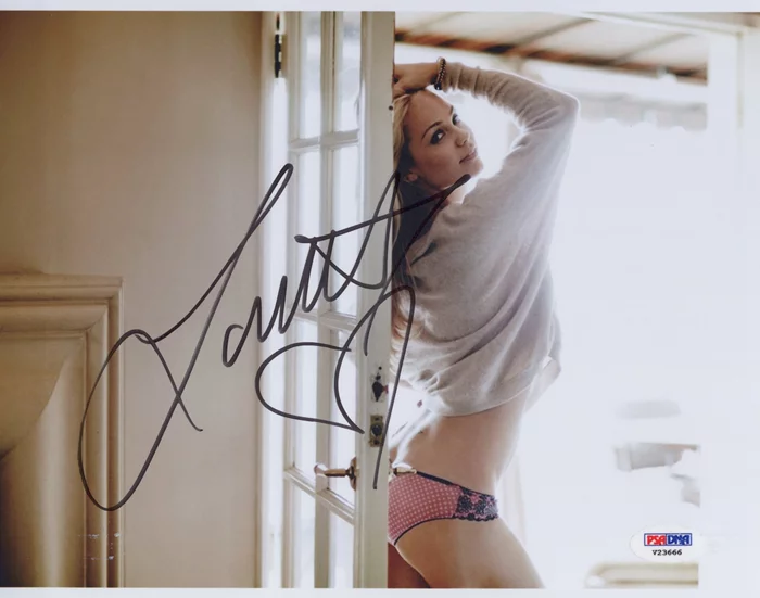 Laura Vandervoort autograph