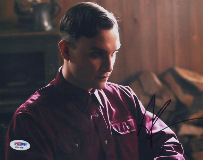 Ari Millen autograph