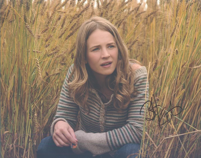 Britt Robertson autograph