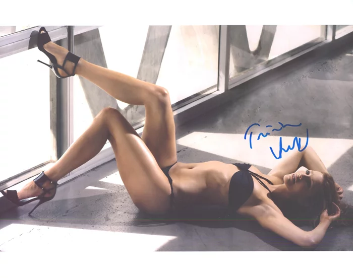 Tricia Helfer autograph