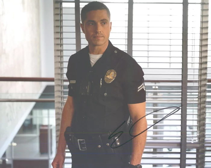Eric Winter autograph