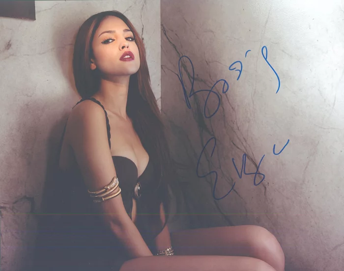 Eiza Gonzalez autograph