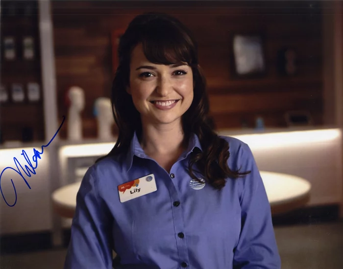 Milana Vayntrub autograph