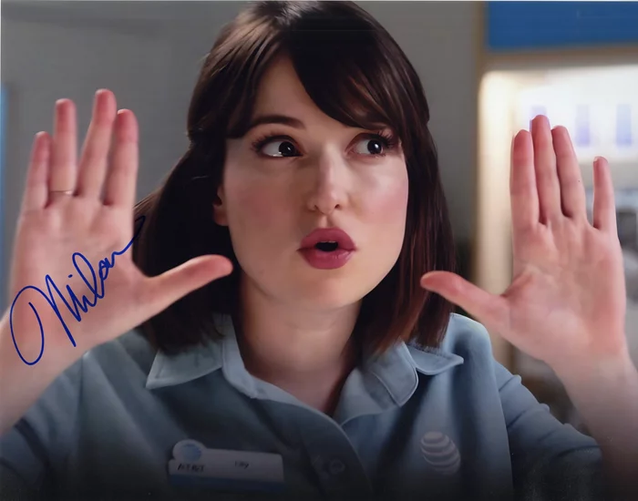 Milana Vayntrub autograph
