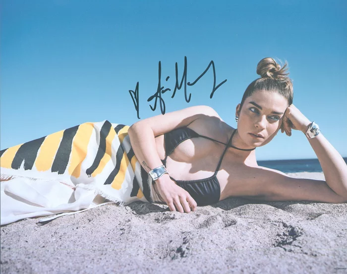 Annie Murphy autograph