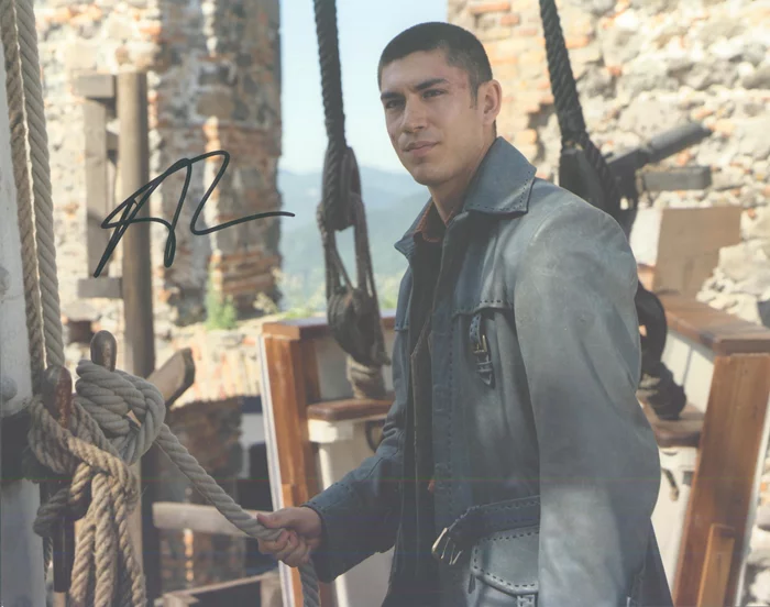 Archie Renaux autograph