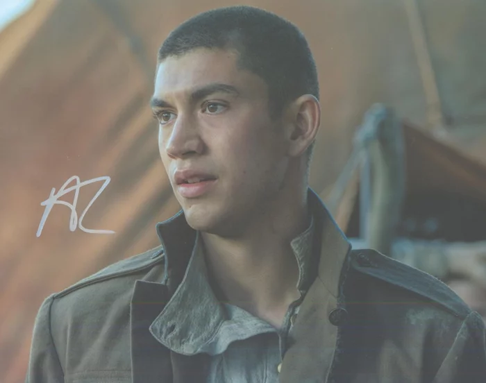 Archie Renaux autograph