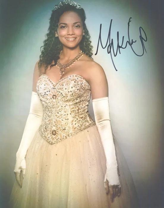 Mekia Cox autograph