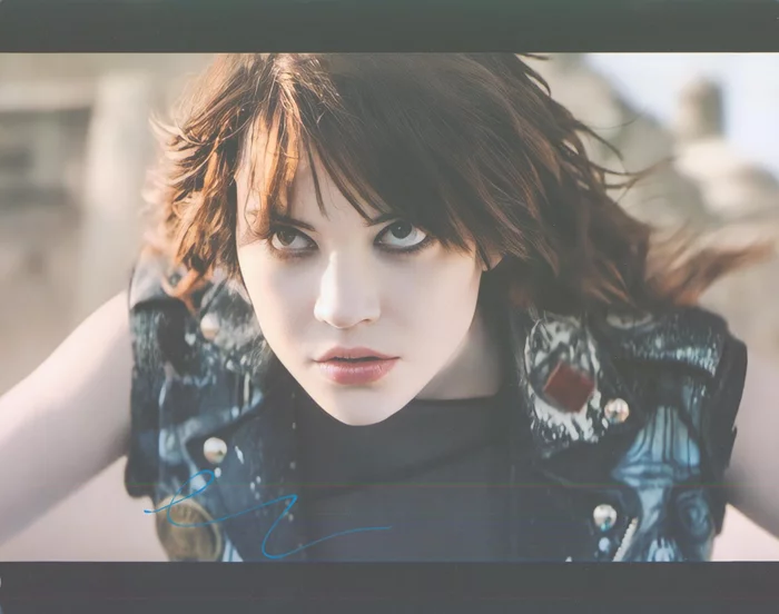 Sophie Thatcher autograph